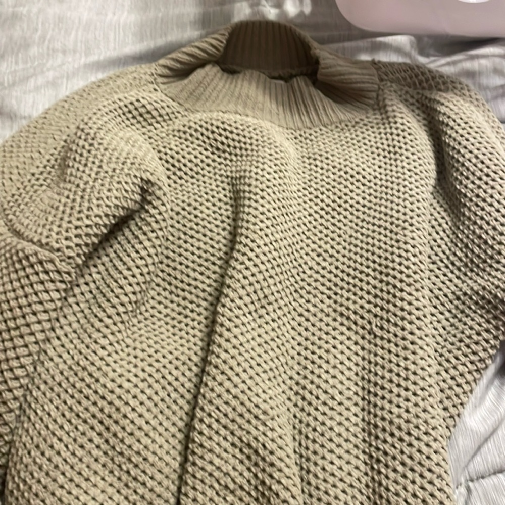 holister green cropped sweater